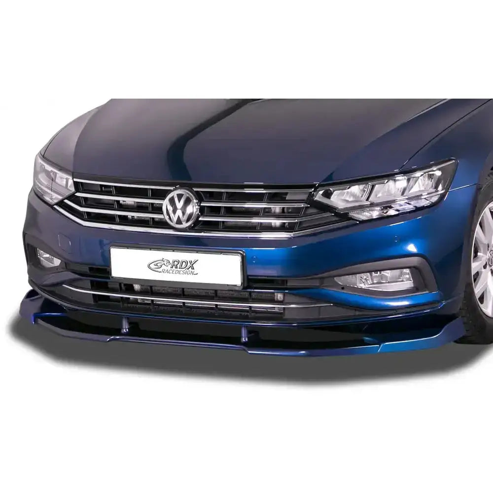 Frontleppe Volkswagen Passat 3G B8 19- i sort plast montert under støtfangeren på blå bil.
