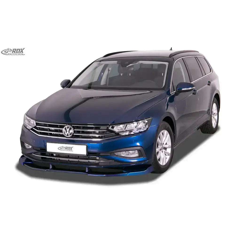 Frontspoiler på Volkswagen Passat 3G B8 19- stasjonsvogn med kromdetaljer, sett skrått forfra.
