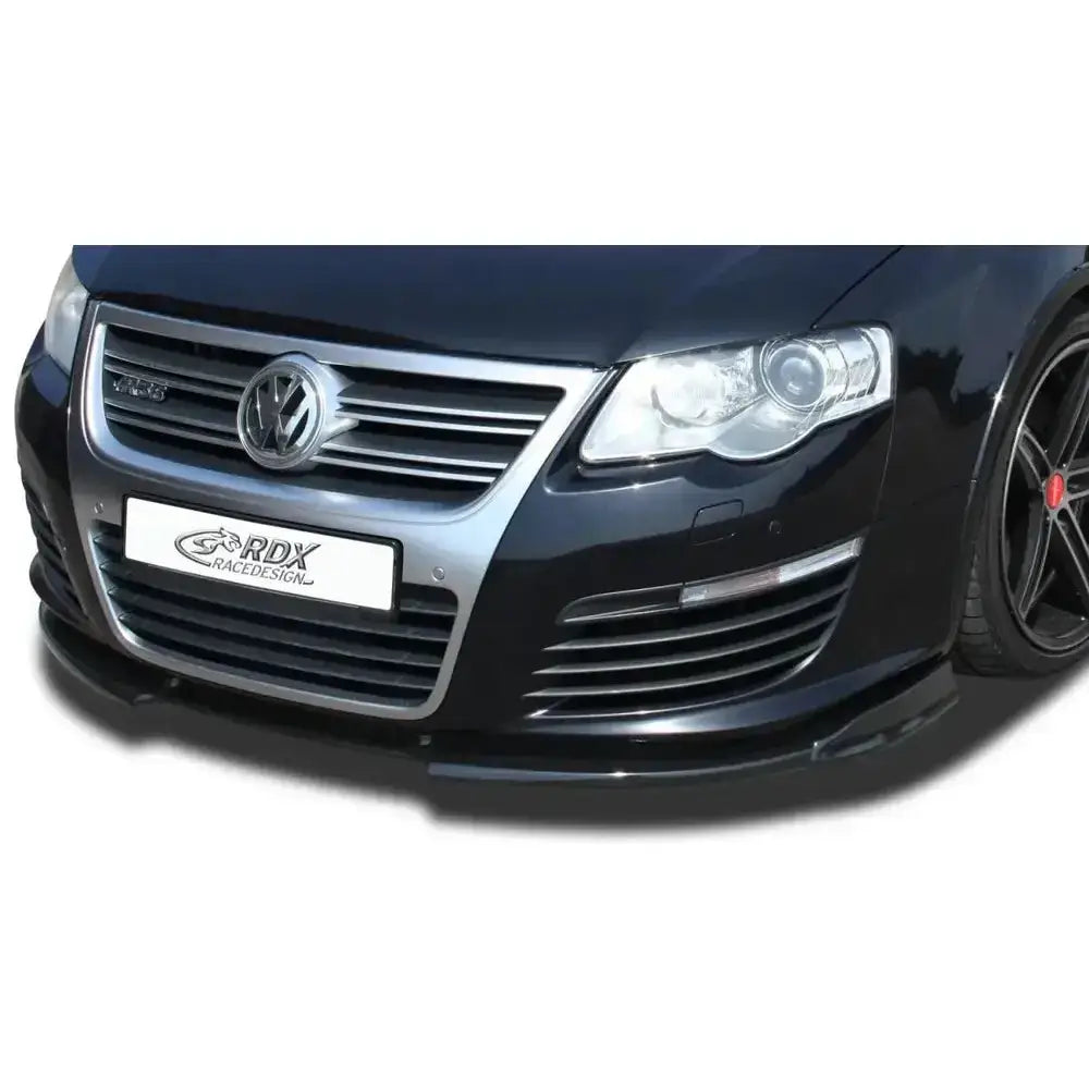 Frontleppe Volkswagen Passat B6 R36 Vario X montert under støtfanger på svart bil med sølv grill.