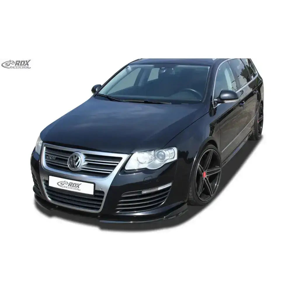 Frontspoiler Volkswagen Passat B6 R36 Vario X med svarte felger og blanke detaljer, fotografert skrått forfra.