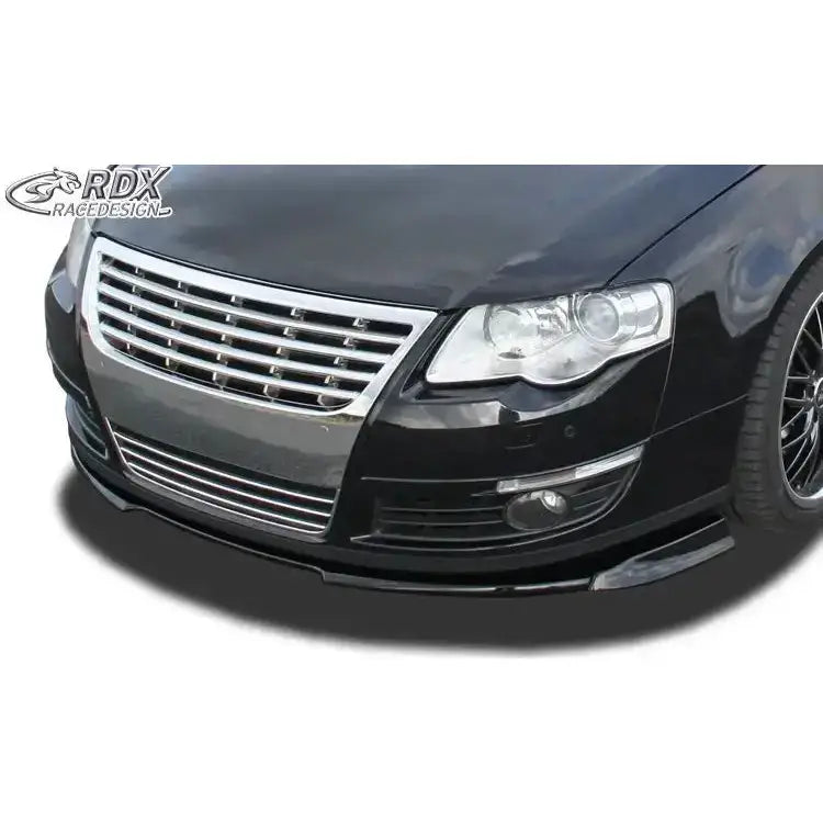 Frontleppe Volkswagen Passat B6 med sort frontspoiler, krom grill og synlig felg, RDX-logo øverst.