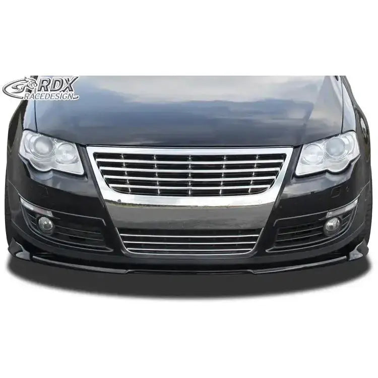 Frontspoiler Volkswagen Passat B6 med sort finish under støtfanger og synlig kromgrill forfra.