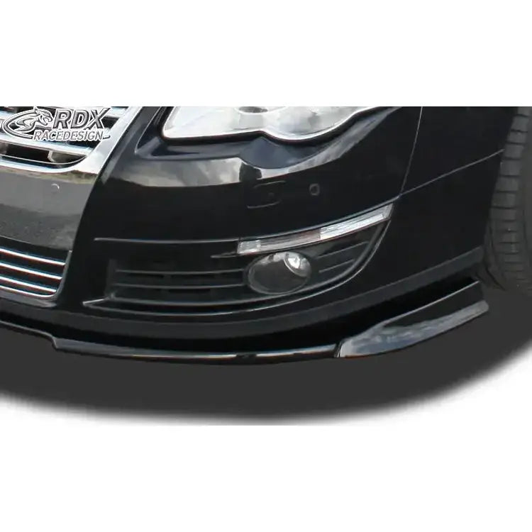 Frontsplitter Volkswagen Passat B6 Vario X sort plast, montert med kromdetaljer og tåkelys foran.