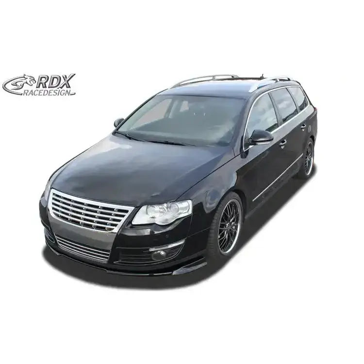 Front lip Volkswagen Passat B6 stasjonsvogn med blanke felger og kromdetaljer mot hvit bakgrunn.