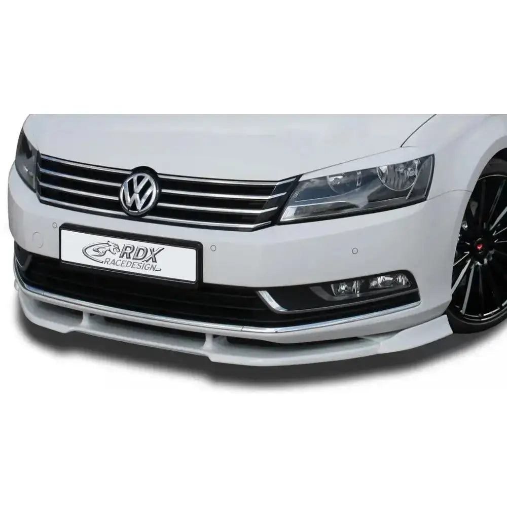 Frontleppe Volkswagen Passat B7 med lav, svart spoiler montert under fronten på hvit bil med sorte felger.