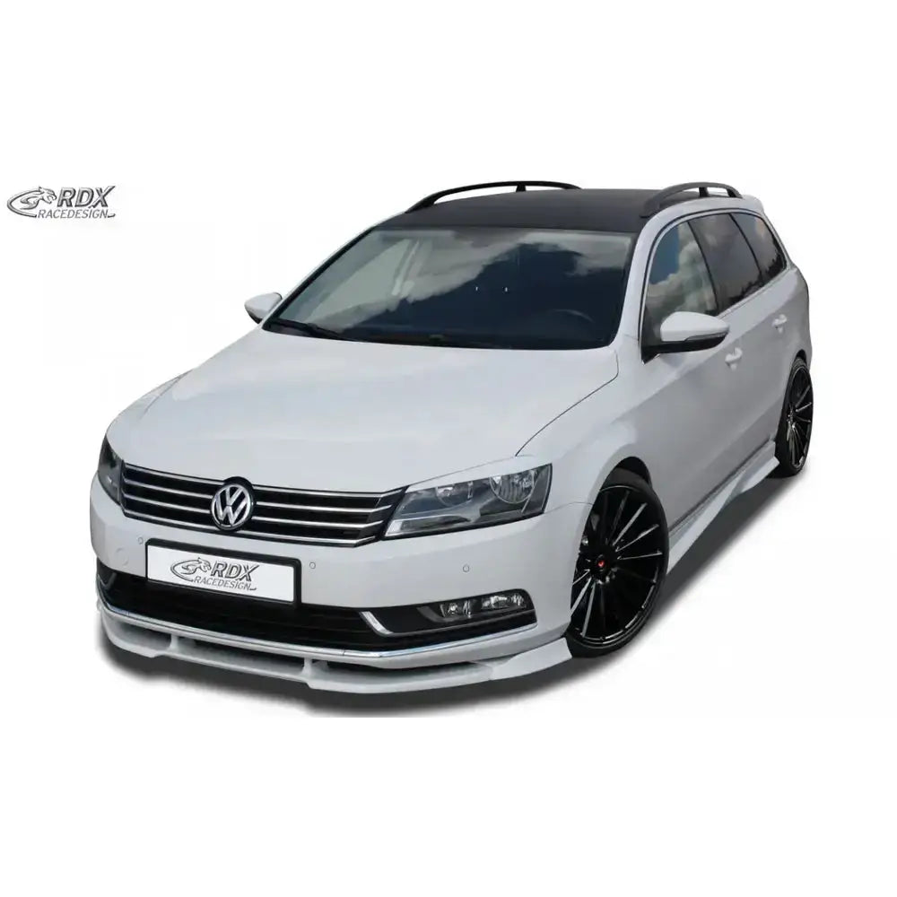 Frontspoiler på Volkswagen Passat B7 stasjonsvogn med sorte felger og sotede ruter, sett skrått forfra.