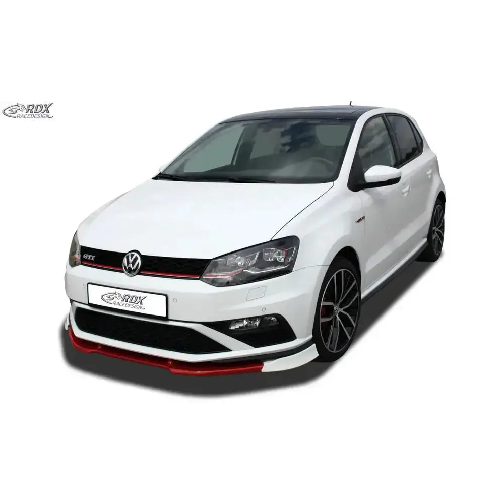 Frontspoiler Volkswagen Polo 6C GTI med sorte og røde detaljer, sett skrått forfra mot hvit bakgrunn.