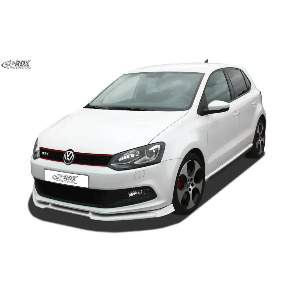 Frontspoiler Volkswagen Polo 6R 09-16 GTI Vario X montert på hvit bil med rød stripe i grillen.