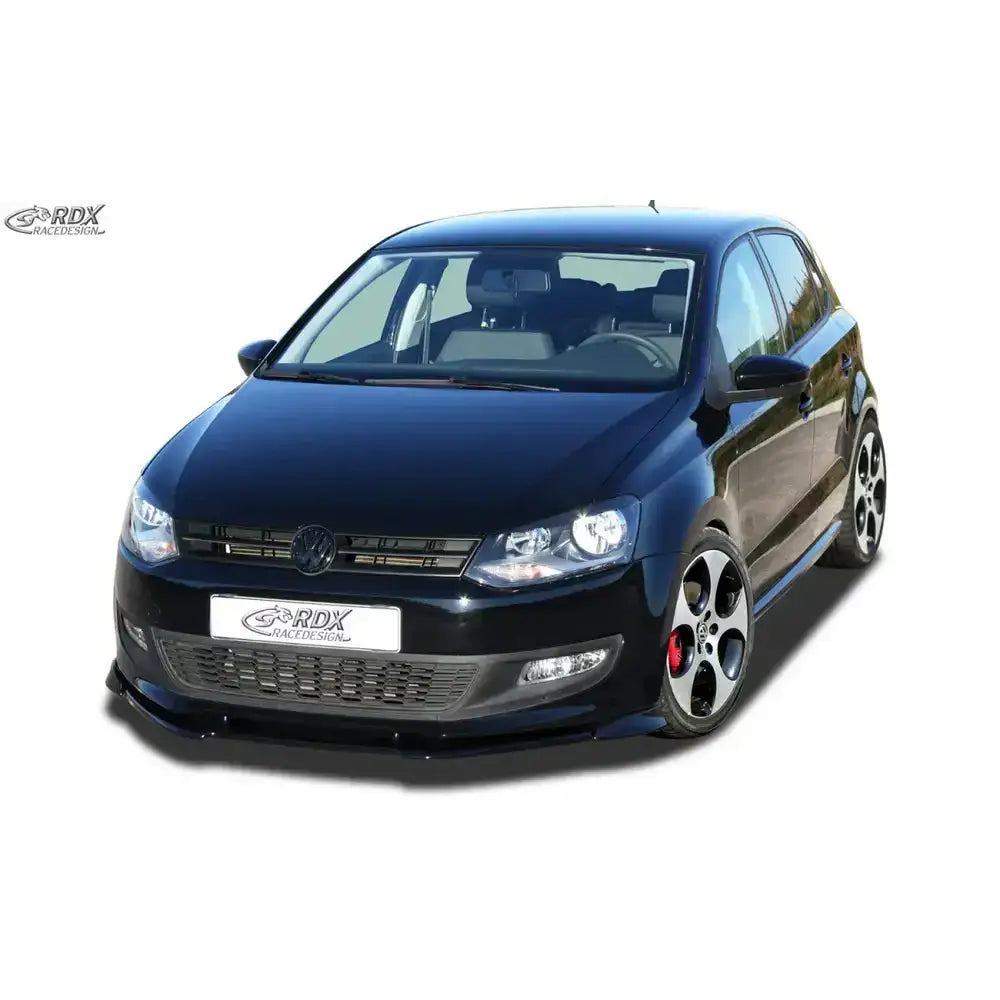 Frontspoiler til Volkswagen Polo 6R 09-16 Vario X, montert på bil med sportsfelger, hvit bakgrunn.