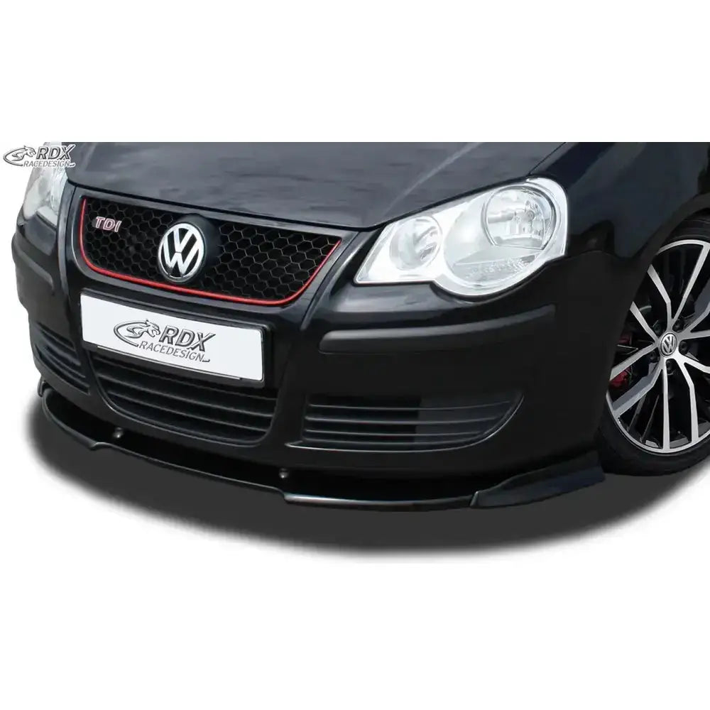 Frontleppe Volkswagen Polo 9N3 05- GTI montert, sett foran fra siden med grill, lykter og felg synlig.