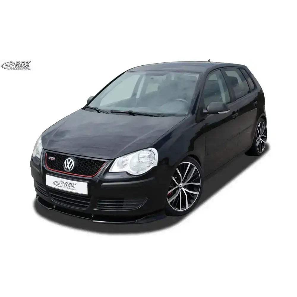 Frontspoiler Volkswagen Polo 9N3 05- GTI sett skrått forfra med sporty felger og rød stripe på grillen.
