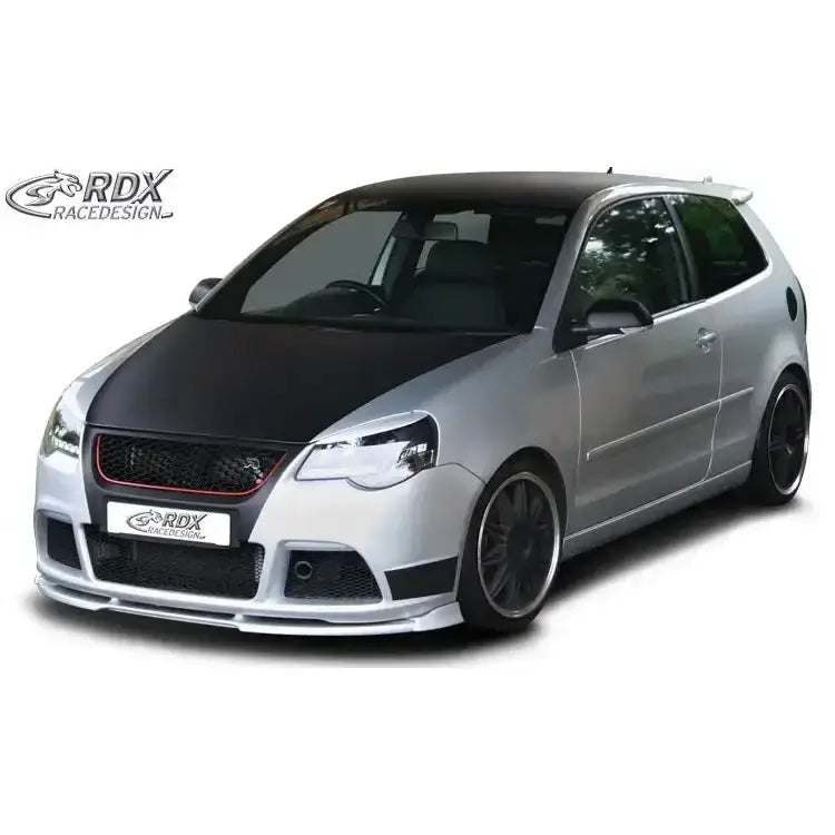 Frontspoiler Volkswagen Polo 9N3 GTI Cup Edition med svarte detaljer og store luftinntak, sett skrått forfra.