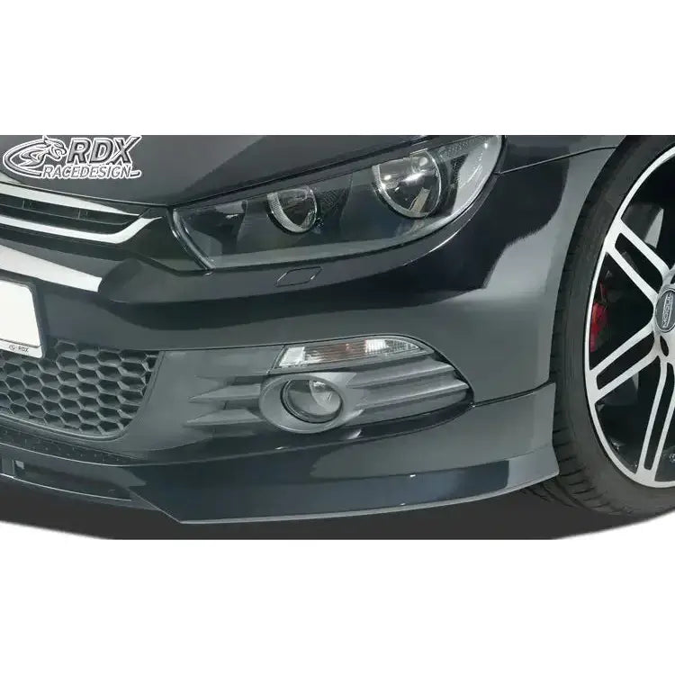 Frontspoiler Volkswagen Scirocco 3 09-14 nærbilde med sort støtfanger, tåkelys og delvis synlige felger.