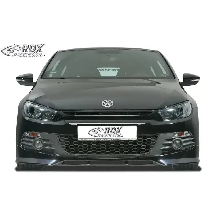Frontleppe Volkswagen Scirocco 3 09-14 montert på sort bil med synlig RDX RaceDesign-logo.