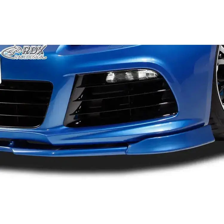 Frontleppe Volkswagen Scirocco 3 R 09-14 i lakkert plast med sorte luftinntak, nærbilde skrå forfra.
