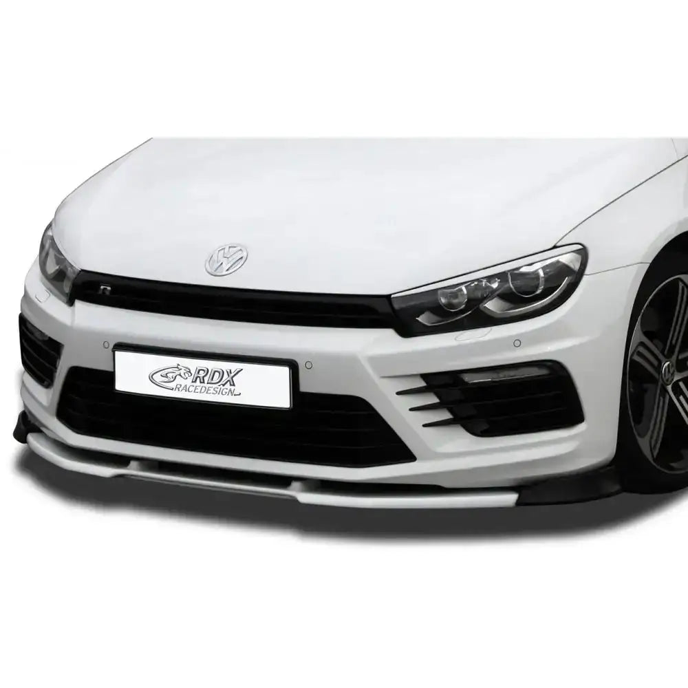 Frontleppe Volkswagen Scirocco 3 R 14- i svart plast med luftinntak, nærbilde forfra på hvit bil.