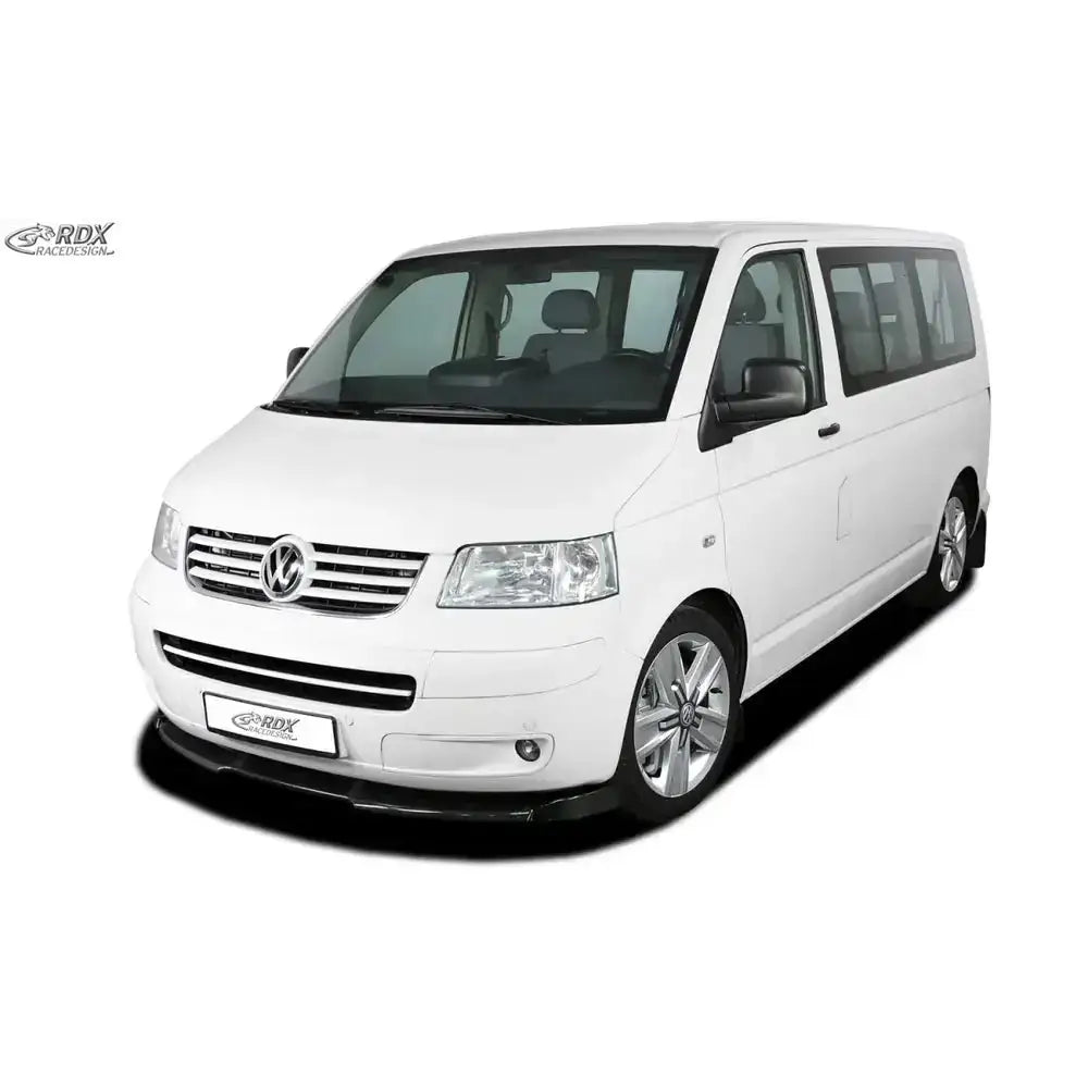 Frontspoiler Volkswagen T5 hvit varebil sett skrått forfra med store vinduer og sølvfelger mot hvit bakgrunn.