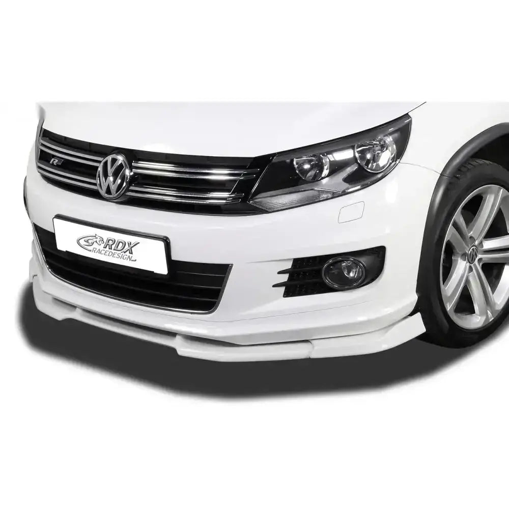 Frontleppe Volkswagen Tiguan 11-16 R-Line montert på hvit bil med sporty design sett fra lav vinkel.