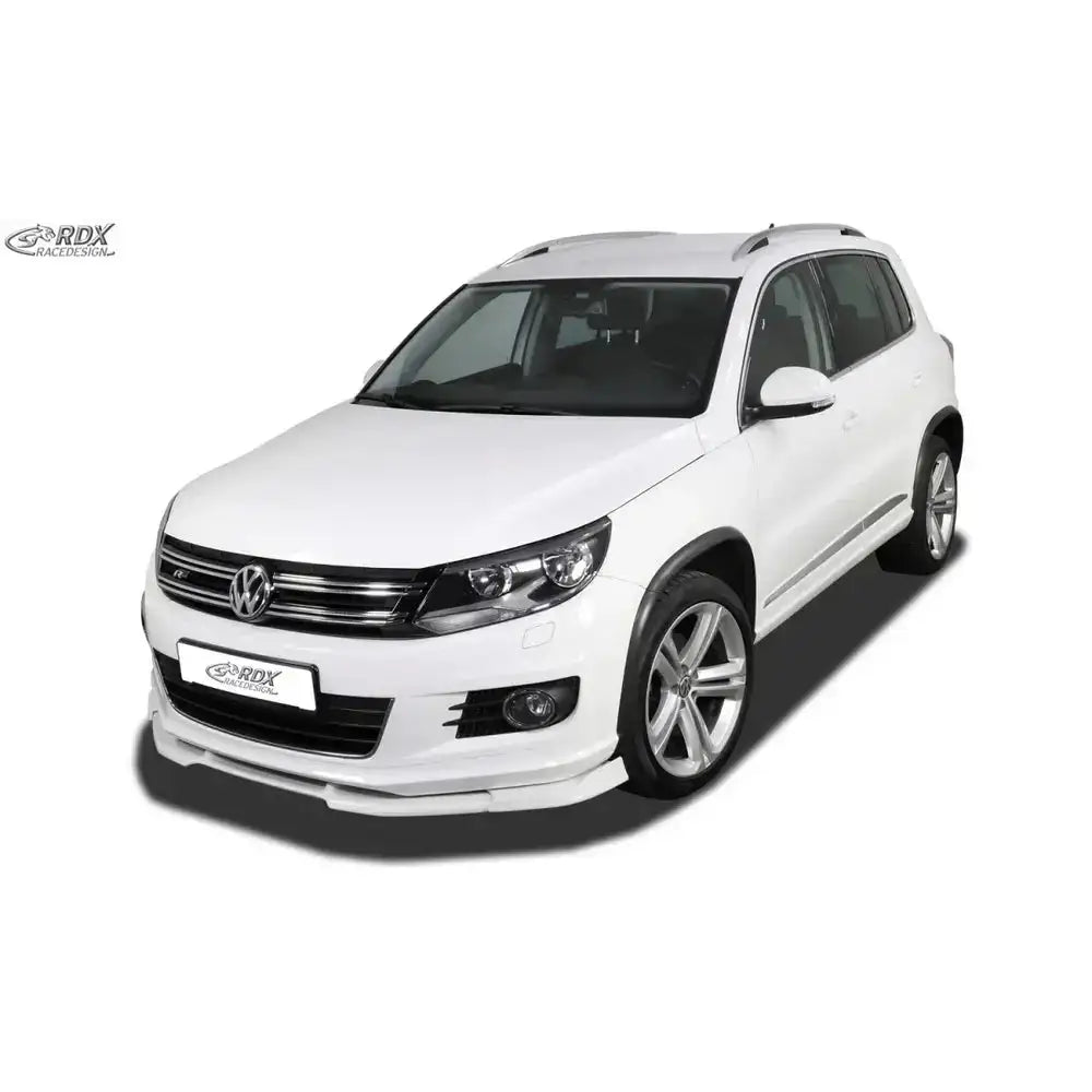 Frontspoiler på Volkswagen Tiguan 11-16 R-Line, hvit SUV med sorte og krom detaljer, aluminiumsfelger.