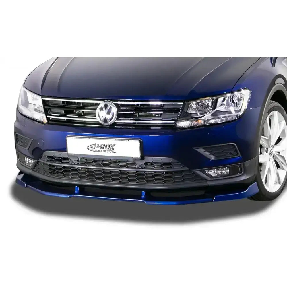 Frontleppe Volkswagen Tiguan 16- vist på mørkeblå bil med blank svart grill og LED-frontlykter.