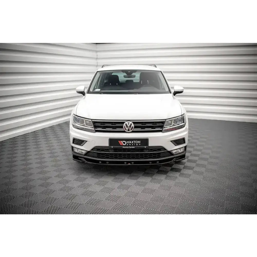 Frontspoiler på Volkswagen Tiguan Mk2 15-20, hvit bil sett forfra med sorte detaljer.