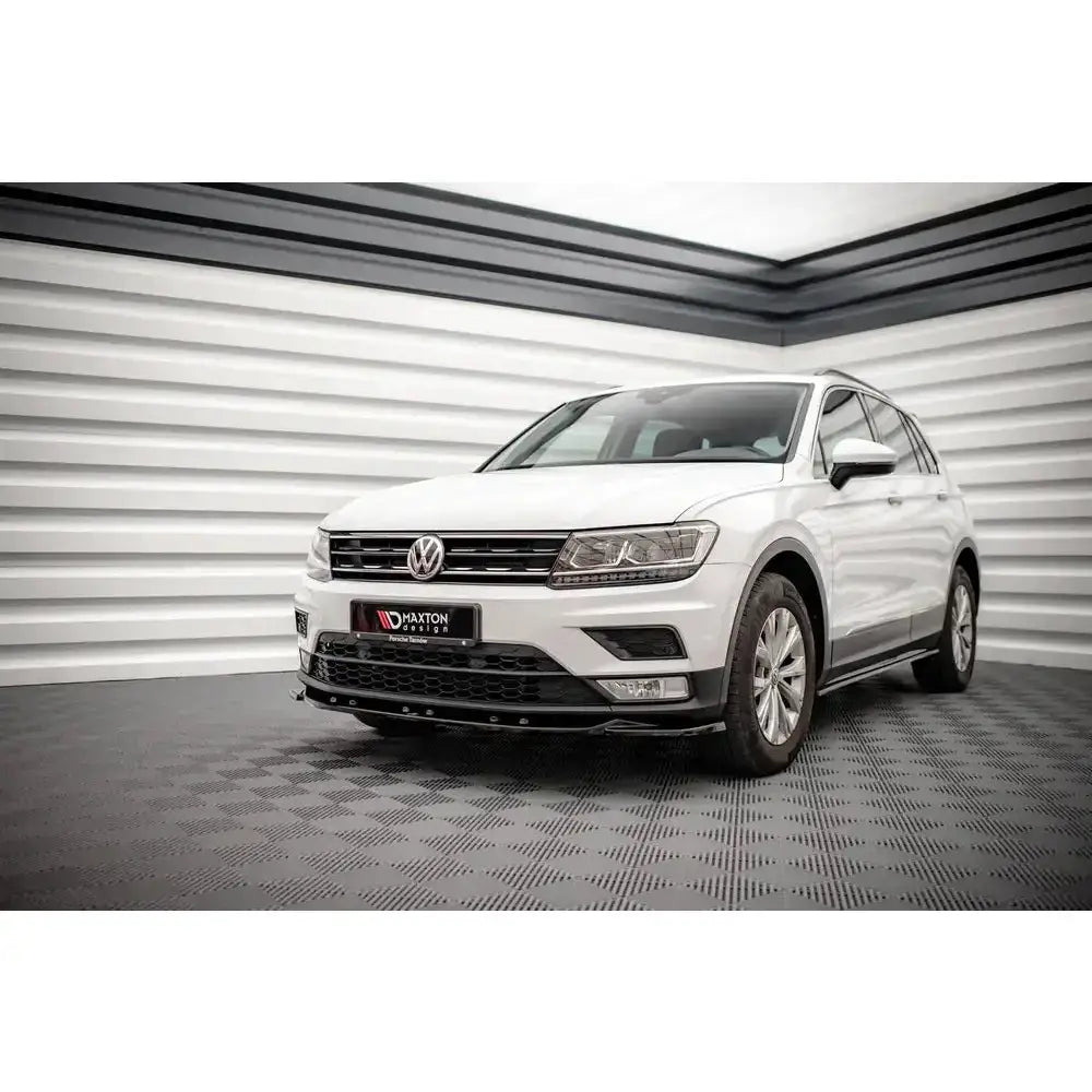Frontsplitter på Volkswagen Tiguan Mk2 15-20, hvit SUV med sølvfelger og sorte detaljer i studio.