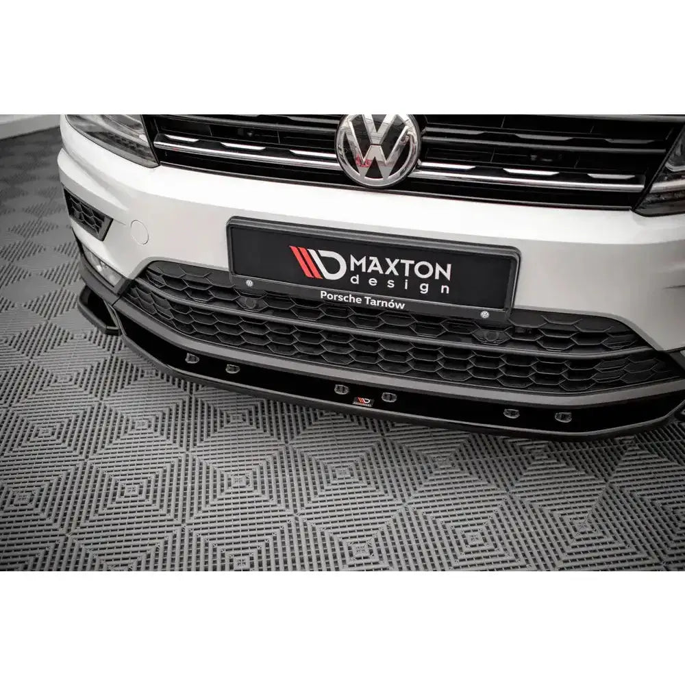 Front lip til Volkswagen Tiguan Mk2 sort plast montert under støtfanger, nærbilde med sølvdetaljer.