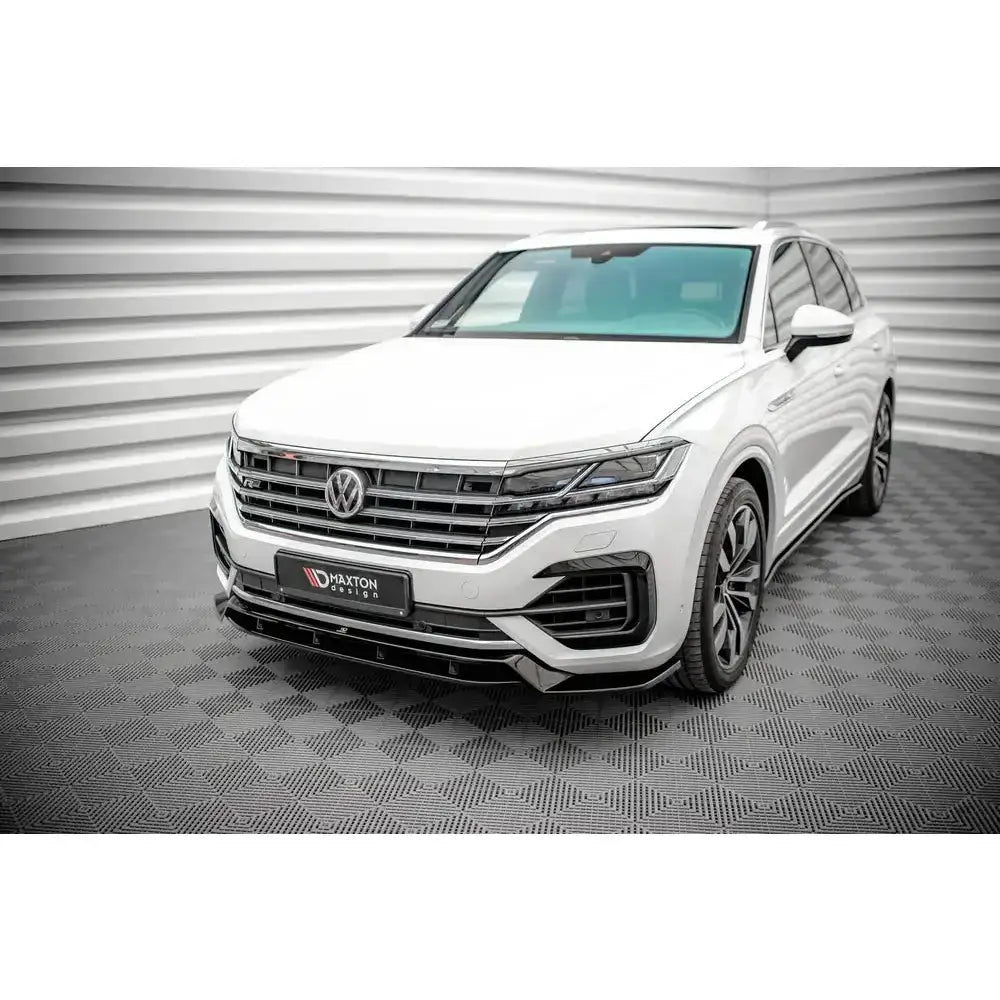 Frontsplitter på Volkswagen Touareg R-Line Mk3, hvit SUV med sorte detaljer og store felger.
