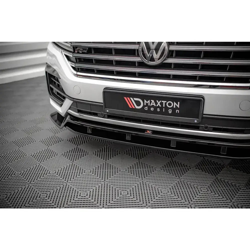 Front lip på Volkswagen Touareg R-Line Mk3 med sort frontsplitter og kromdetaljer på grillen.