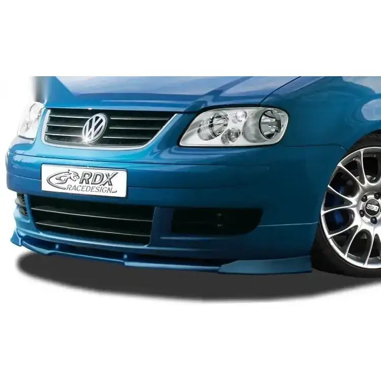 Frontleppe Volkswagen Touran -06 montert på blå bil med aluminiumsfelger, sett skrått forfra.