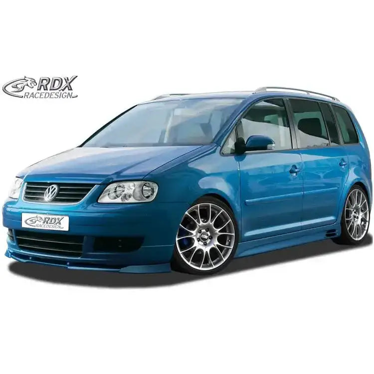 Frontspoiler Volkswagen Touran -06 montert på blå bil med sølvfelger og sorte sideskjørt.