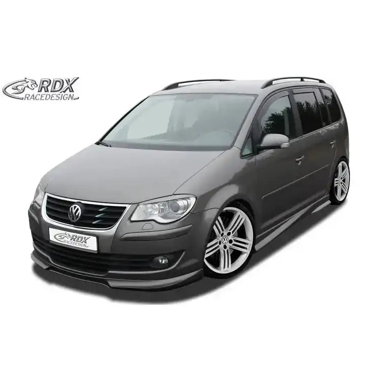 Frontsplitter Volkswagen Touran 07-10 med lav frontspoiler, aluminiumsfelger og tonede vinduer.
