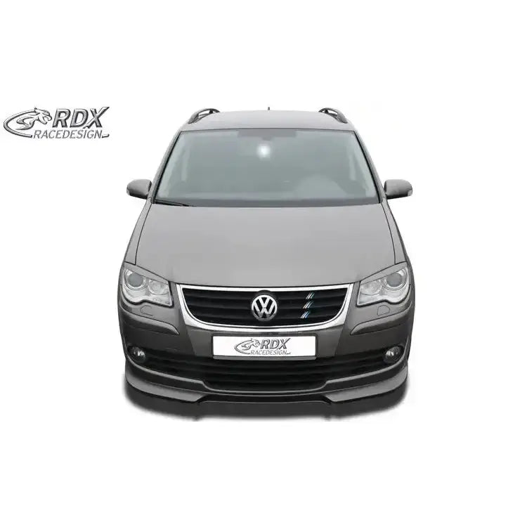 Front lip Volkswagen Touran 07-10 sett forfra med grill, frontlys og RDX-logo på skilt og hjørne.