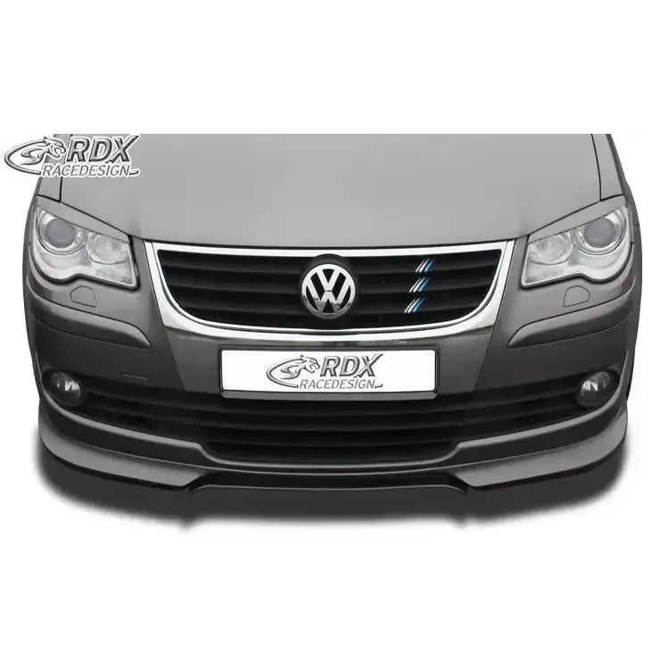 Front splitter på sort frontspoiler montert på grå Volkswagen Touran 07-10, sett rett forfra.