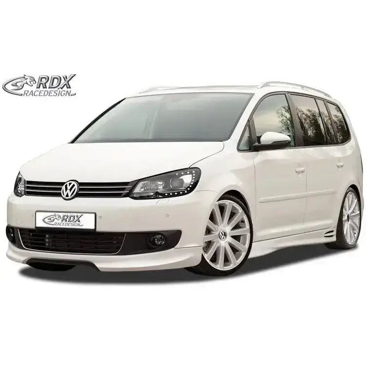 Frontspoiler Volkswagen Touran 1T1 Facelift 11-15 på hvit bil med store felger og senket understell.