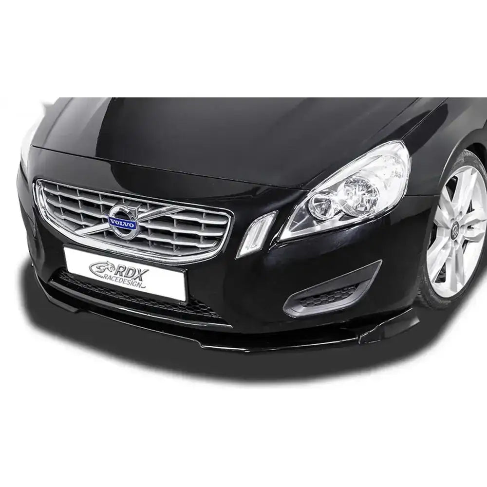 Frontleppe Volvo S60/V60 10-13 med sort støtfanger, sølvdetaljer og lav frontspoiler sett fra skrå vinkel.