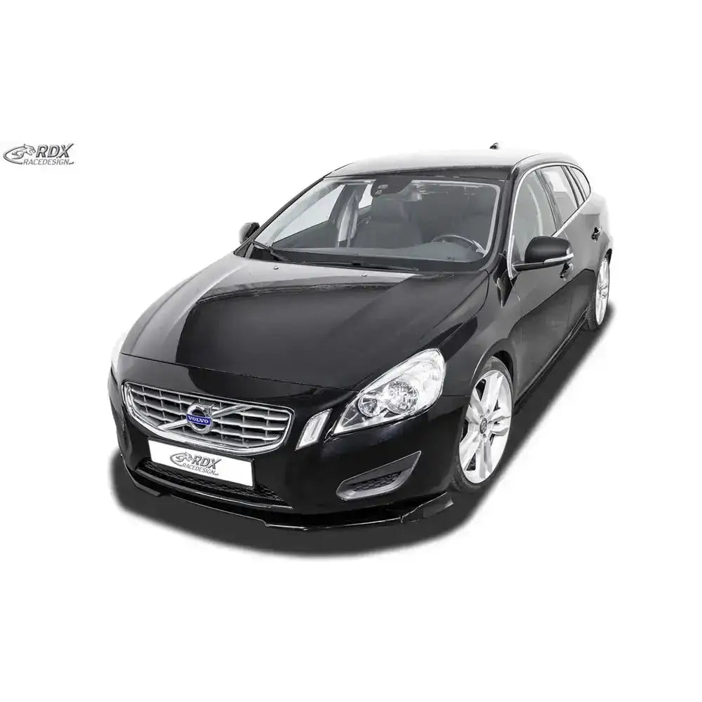 Frontspoiler Volvo S60/V60 10-13 montert på svart bil med kromgrill og sølvfelger på hvit bakgrunn.