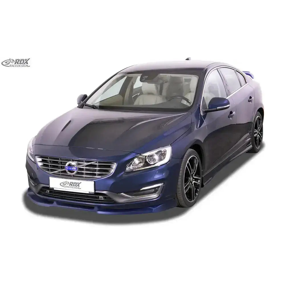 Frontspoiler på Volvo S60/V60 13-18 montert på mørk blå sedan med sorte felger, sett forfra.