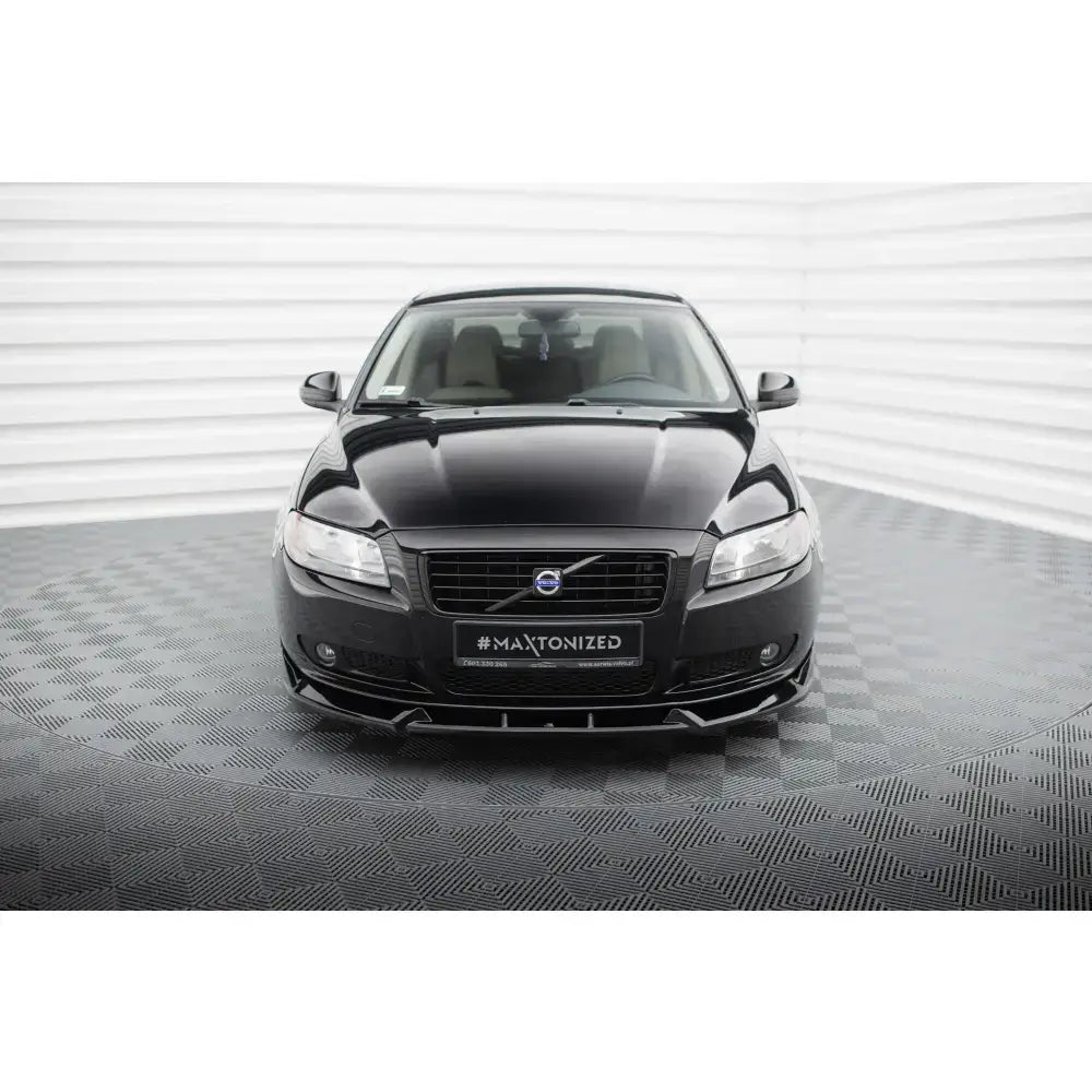 Front lip Volvo S80 Mk2 montert på svart bil sett forfra med synlige lyse seter i lyst rom.