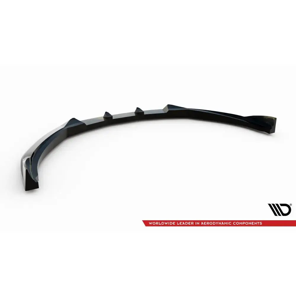 Front splitter til Volvo S80 Mk2 i svart blank plast med forhøyninger, sett skrått ovenfra på hvit bakgrunn.