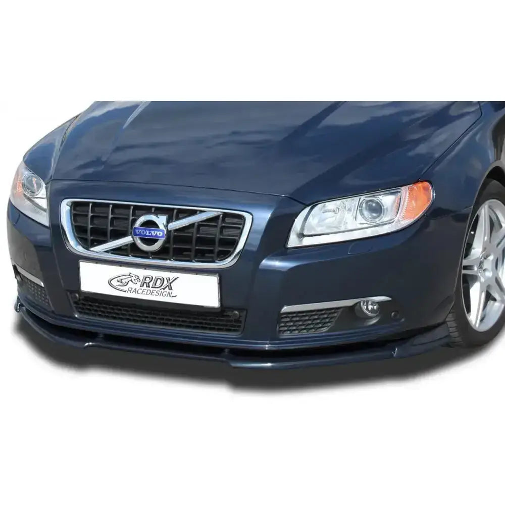 Frontleppe Volvo S80/V70 06-13 i svart montert under støtfanger, med kromdetaljer og mørkeblå bil.