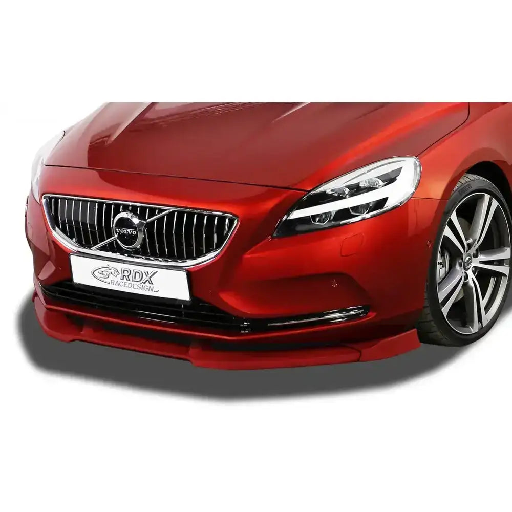 Frontleppe Volvo V40 12- i blank sort montert på rød bil med kromgrill og LED-frontlykter.