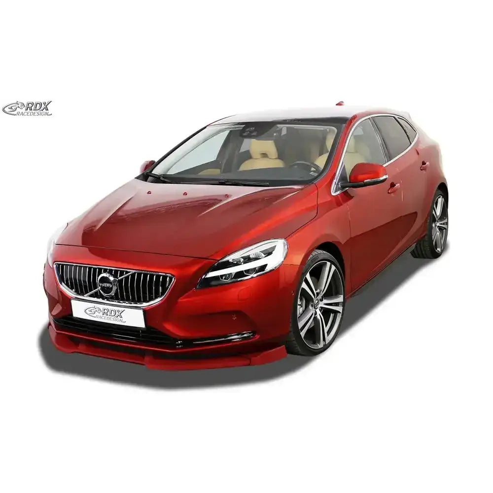 Frontspoiler til Volvo V40 12- montert på rød bil med store aluminiumsfelger og svarte detaljer.