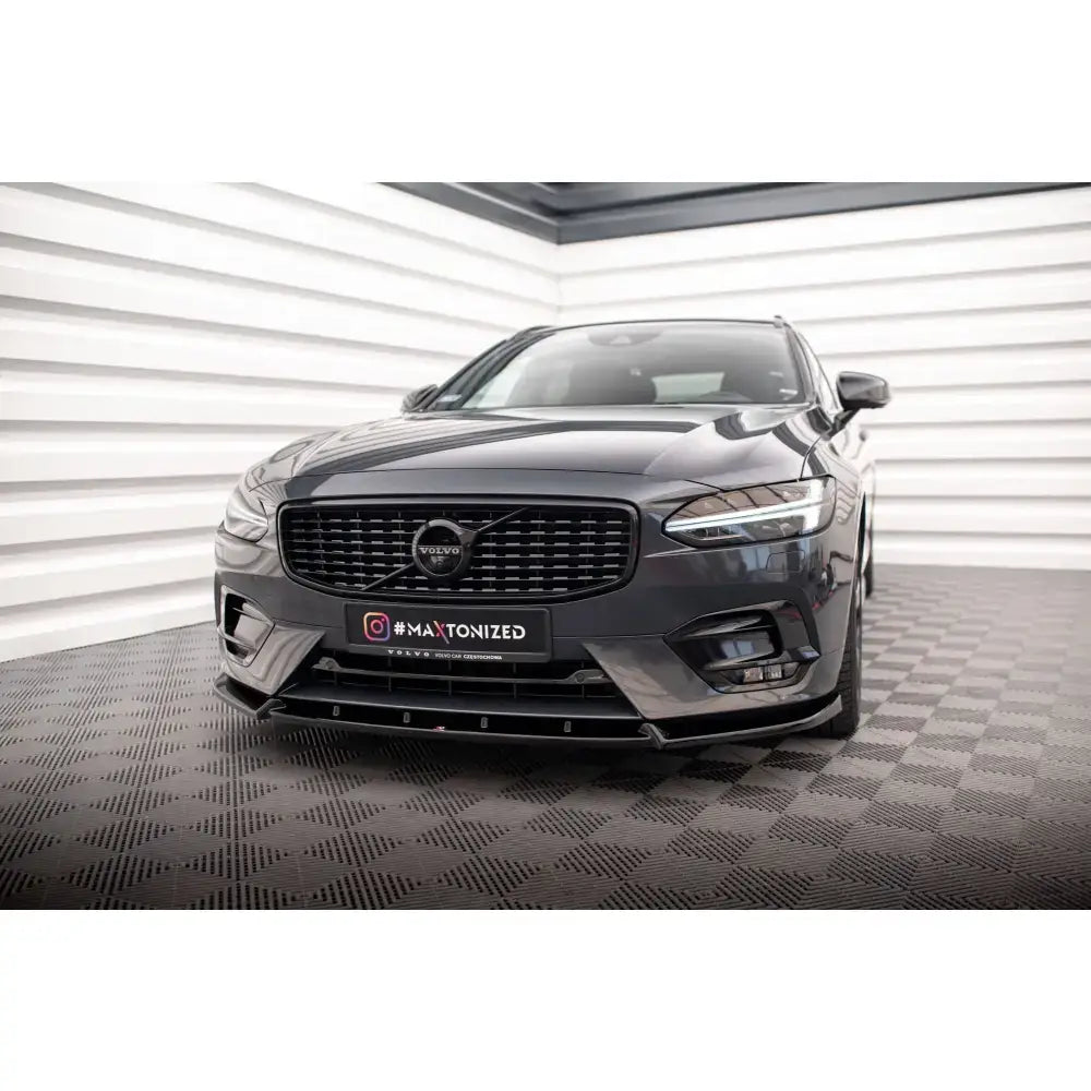 Frontsplitter til Volvo V90 S90 R-Design Mk2 montert på mørk grå bil med sort grill, sett forfra.