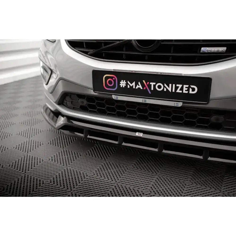 Front lip på Volvo XC60 R-Design Mk1 Facelift, sort og sølvgrå spoiler med luftinntak, nærbilde forfra.