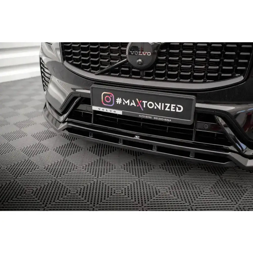 Frontsplitter for Volvo XC60 R-Design Mk2 Facelift sett forfra og nedenfra med detaljerte linjer.