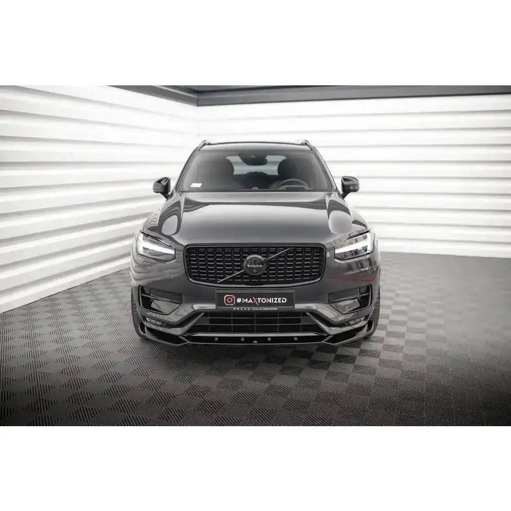 Frontspoiler på Volvo XC90 R-Design Facelift sett forfra med markert grill i lyst rom.