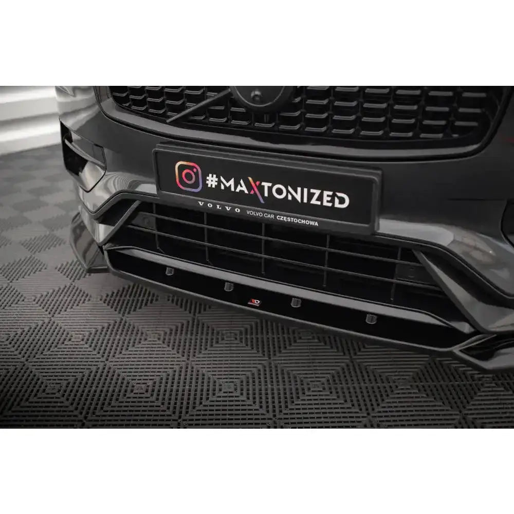 Frontsplitter til Volvo XC90 R-Design Mk2 Facelift, sort glans med Maxton-logo og markerte designlinjer.