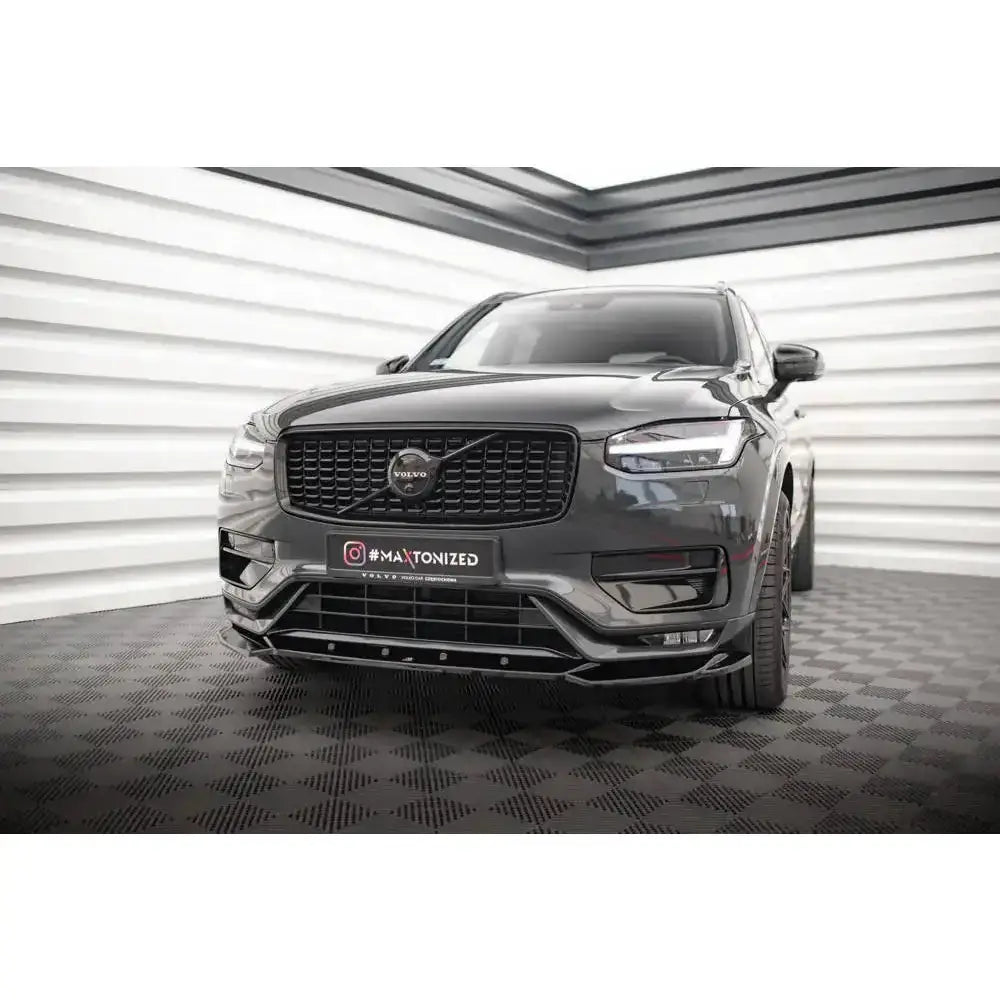 Front lip på Volvo XC90 R-Design Mk2 Facelift, svart SUV sett forfra med sporty frontspoiler.