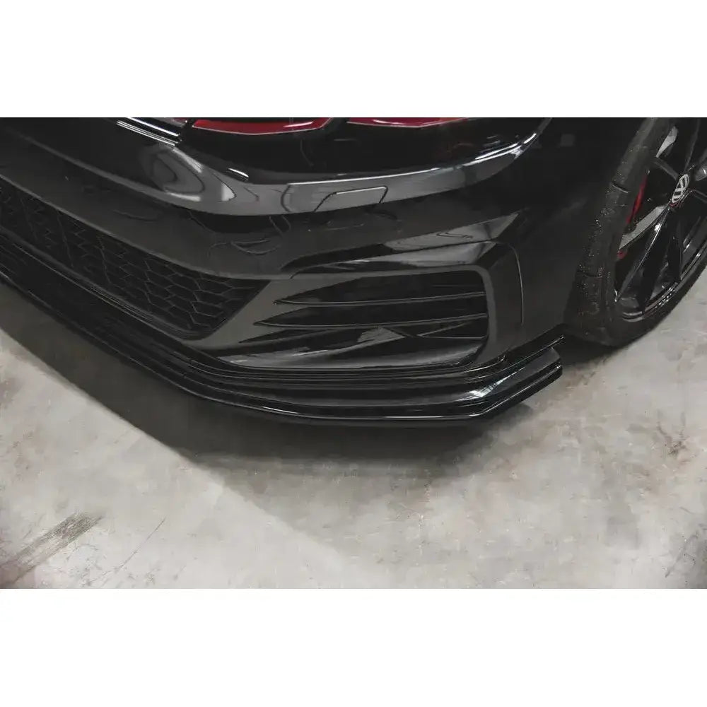 Frontsplitter til VW Golf 7 GTI TCR i sort glanset finish montert på frontfanger, grilldetaljer synlig.
